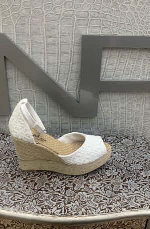 Esparteña bordada semicerrada