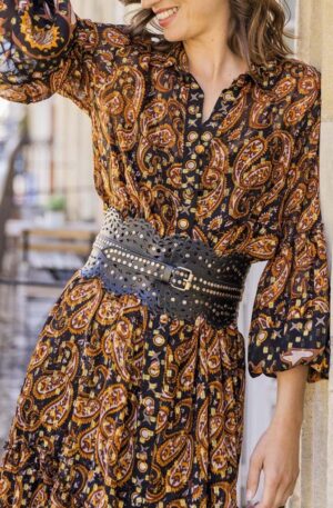 Cinturón de cuero y tachuelas