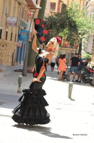 Traje de gitana colección Estambul negro con rosas