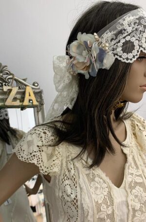 Pañuelo beige con Flor celeste