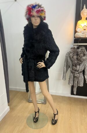 Abrigo de piel de conejo negro y cuello de zorro