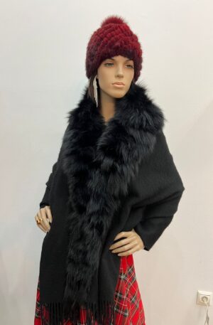 Capa negra con cuello de zorro