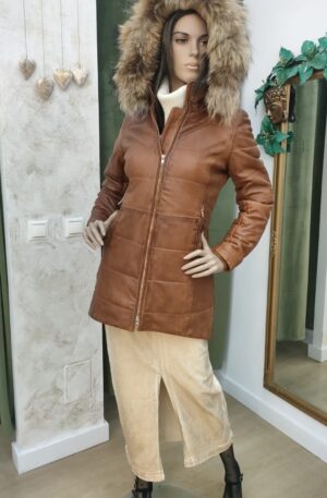 Abrigo de cuero color coñac con gorro de pelo natural