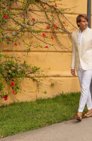 Chaqueta americana de lino color arena y cuello Mao