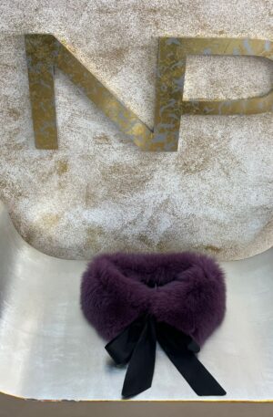 Cuello de piel de zorro con lazada o enganche color morado.