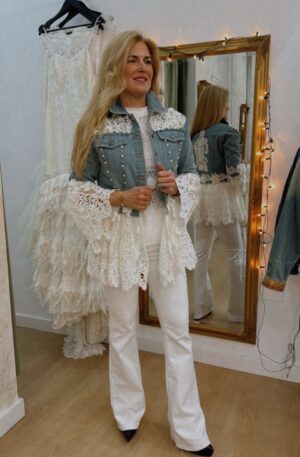 Cazadora vaquera de encaje y flores