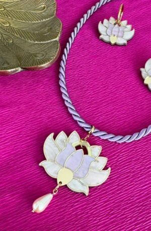 Conjunto de pendientes y collar Flor de Loto