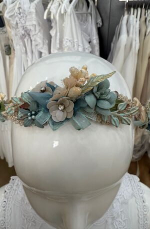 Corona verde agua con flor y lazo por detrás para Comunion