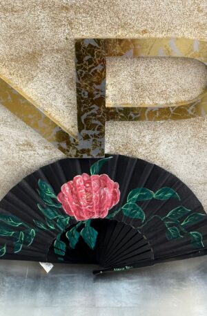 Abanico negro con rosa