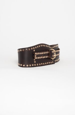 Cinturón marrón de cuero y tachuela