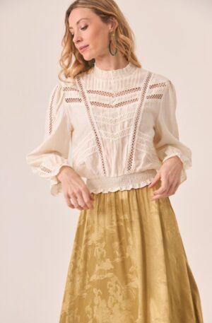 Camisa Ivory con calados y cintura fruncida