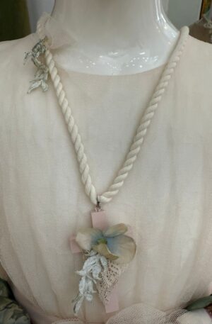 Cruz de niña de comunión de madera con flor verde agua