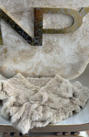 Estola de pelo de conejo Beige con flor