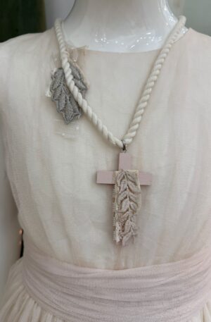 Cruz de niña de Comunion de madera con hojas