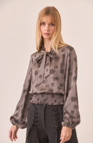 Blusa gris con lazada y cintura fruncida