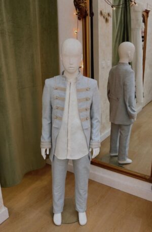 Conjunto de tres piezas de Comunion con levita color celeste